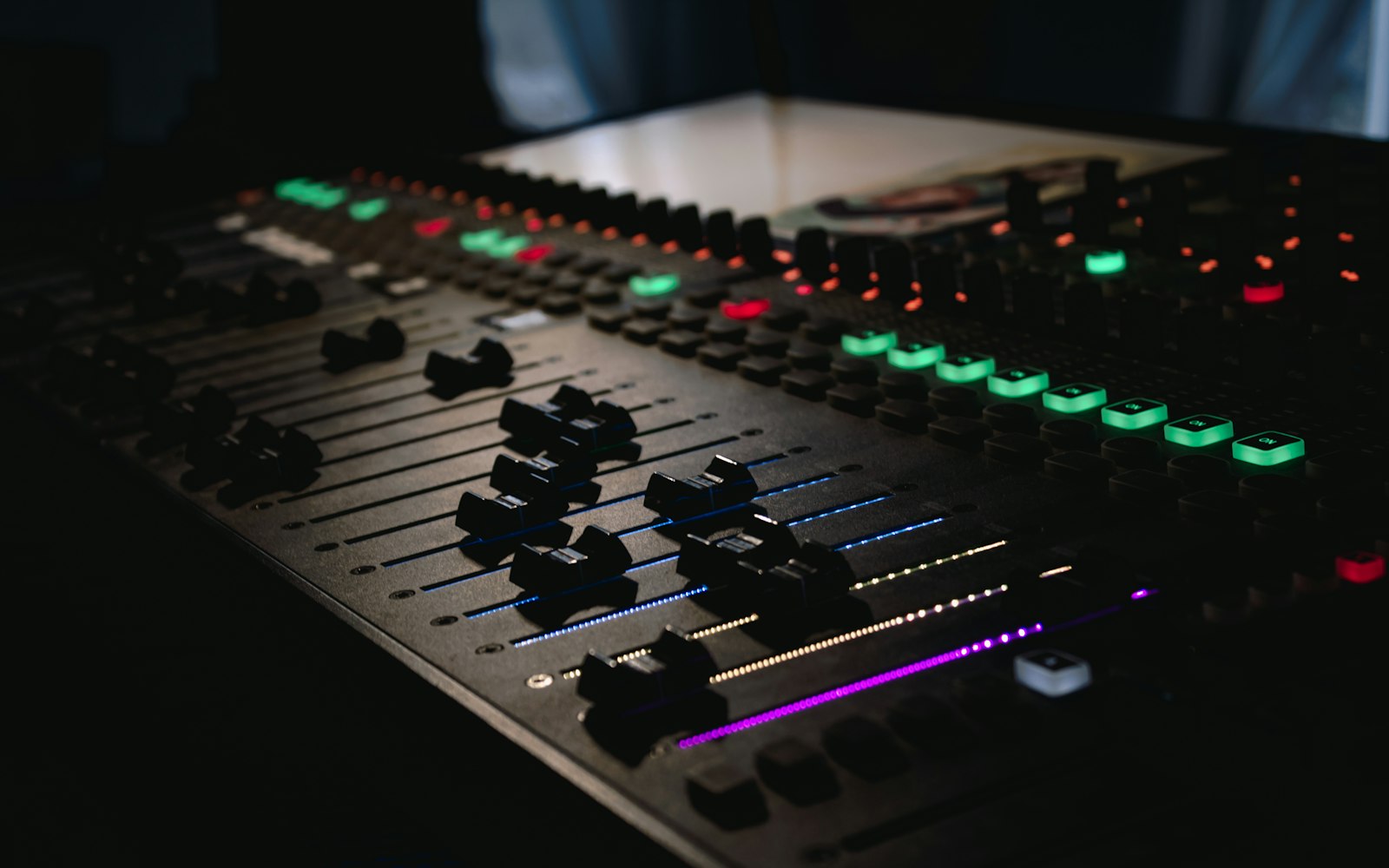 Audio mixing console