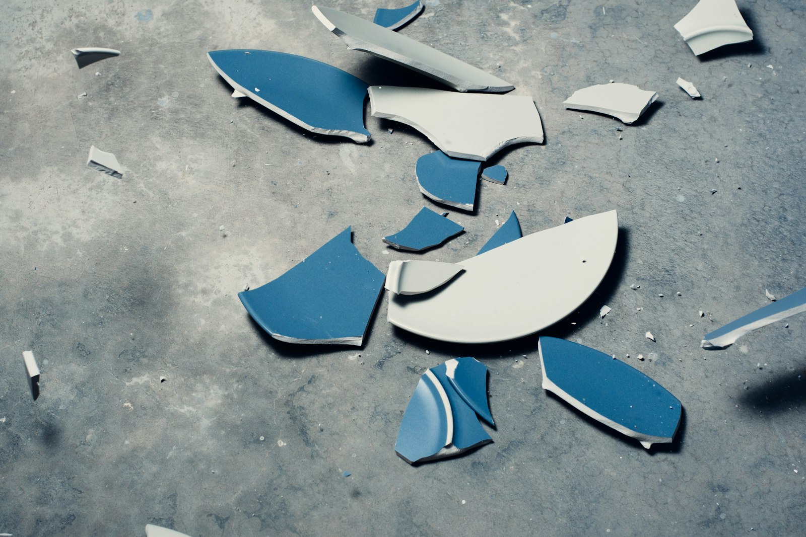 Breaking glass fragments