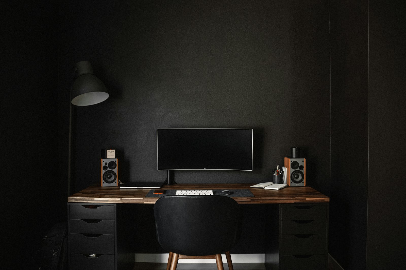 Colorist workstation dark