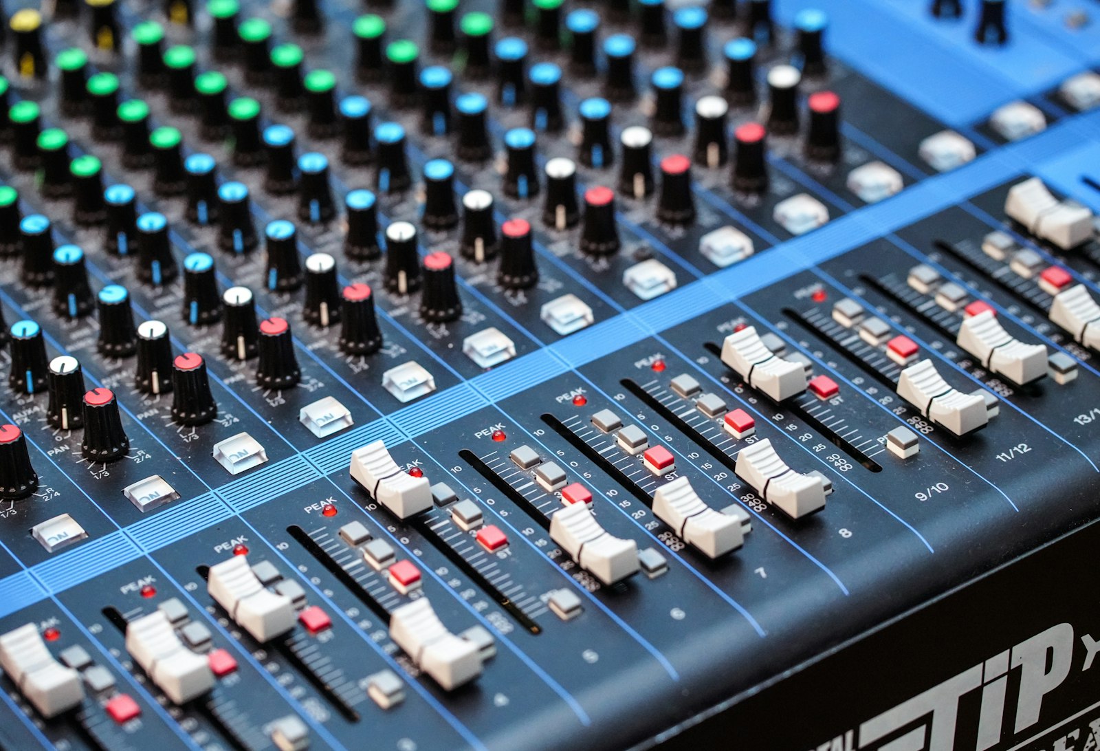 Sound mixing console